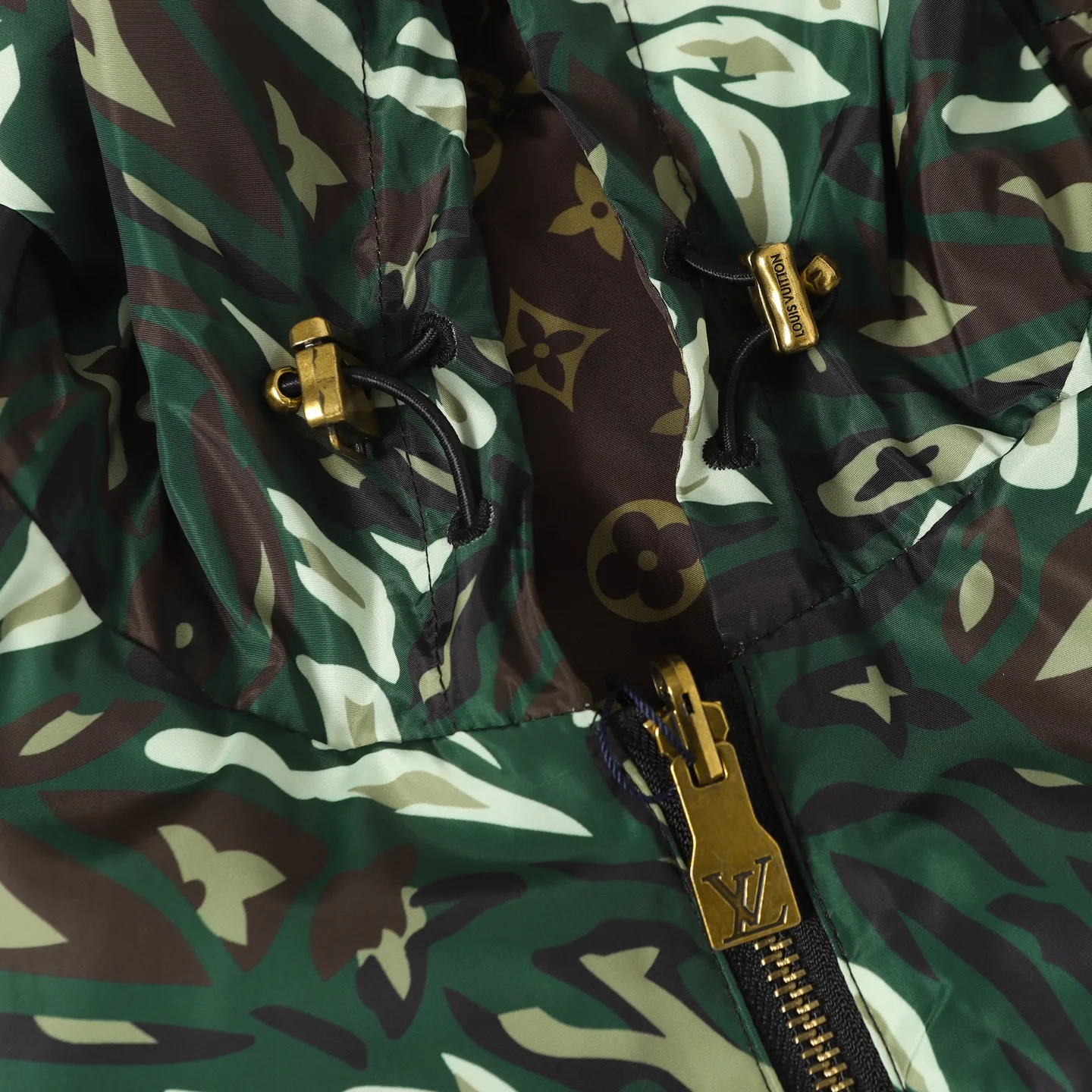 🅿️540 Louis Vuitton/Louis Vuitton camouflage presbyopic double-sided jacket. The original version was purchased for 23,000. It can be worn on both sides and can be switched between the two styles at will. Needless to say, the style is low-key and luxurious. Both sides bring out the 1V classic elements. The loose version makes the upper body casual and comfortable. The solid color side is a soft shell model, the solid color is simple, only the chest is decorated with leather, the inside and outside hardware are all double-sided engraved, and the original version can be customized and dyed. The clothes are of the same color with no color difference, and the labor cost is expensive. The lining is made of silk jacquard fabric, and the classic full-width logo jacquard process requires everything to be woven, and the process cost is extremely high. Size: 46 48 50 52